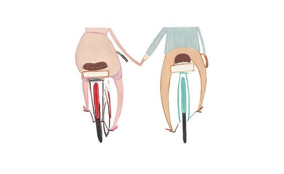 Tekening van twee mensen die hand in hand fietsen want liefde heeft verschillende krachten