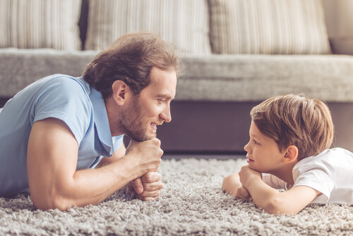 Een vader en zoon die quality time met elkaar doorbrengen