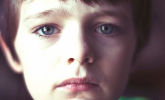 Mijn zoon is zorgzaam en dit kan hem soms verdrietig maken zoals het jongetje op deze afbeelding