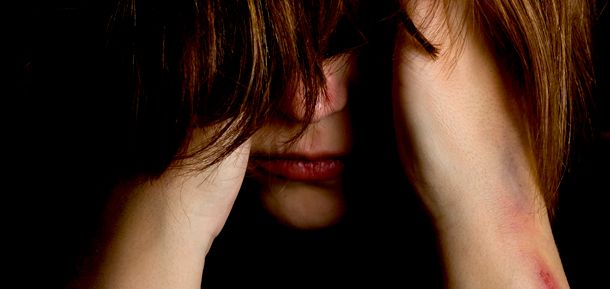 Gefrustreerde vrouw die zich geen raad meer weet