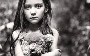 Achtergelaten in de hoek: vergeten kinderen