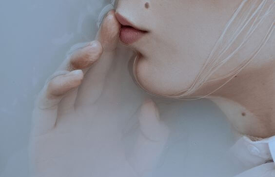 Meisje dat haar vinger tegen haar mond aanhoudt want zij wil stilte als straf gebruiken