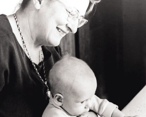 Vrouw die met een baby op school zit die nog geen last heeft van vermijdende hechtingsstijl