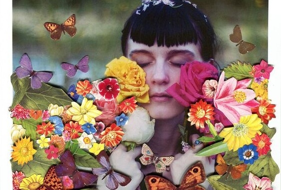 Vrouw die tussen de bloemen staat en nadenkt over een beter leven