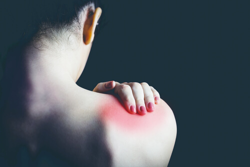 Vrouw met schouderpijn, als voorbeeld van het leed van mensen met fibromyalgie