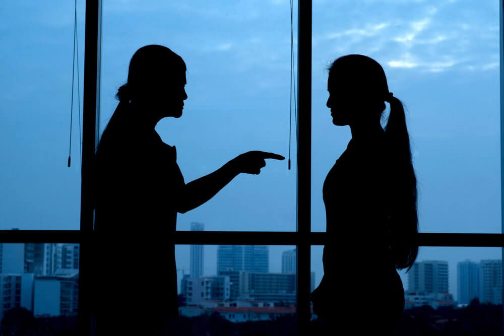 Ruziënde vrouwen die destructieve kritiek op elkaar leveren