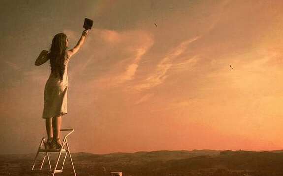 Vrouw die de lucht schildert en weet dat depressie verslaan mogelijk is