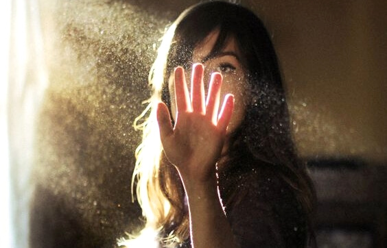Vrouw met stofdeeltjes in het licht