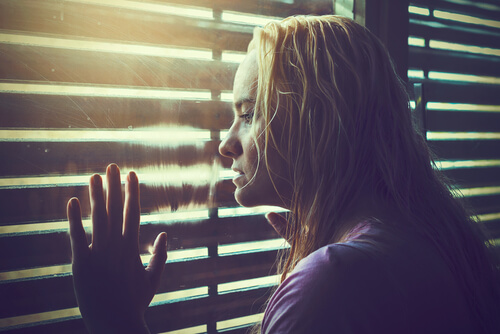 Wanhopige vrouw die denkt: Ik weet niet wat ik wil met mijn leven