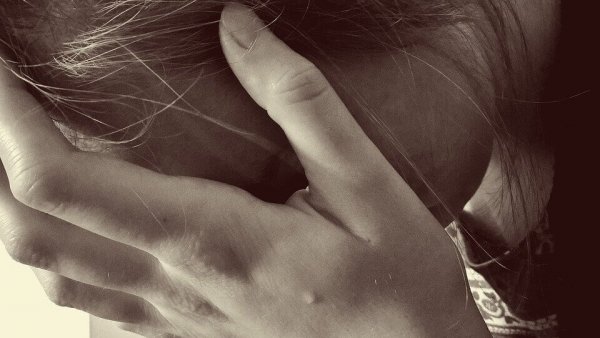 Vrouw die vernietigt wordt door pathologische afgunst