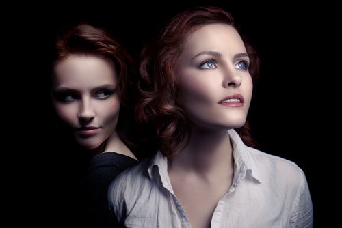 Meisje dat zeer afgunstig kijkt naar een ander meisje