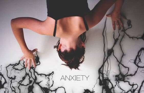 Meisje dat geladen is met angst