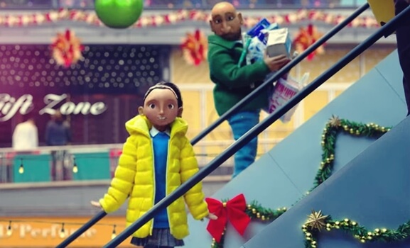 Vader en dochter die samen winkelen