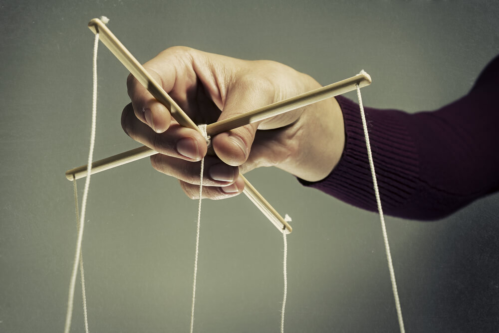 Psychologische manipulatie lijkt op het besturen van een marionet