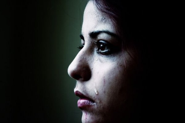 Vrouw die moet huilen omdat ze droevig is