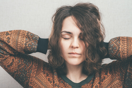 Vrouw die door middel van ademhalingsoefeningen haar angst om te spreken in het openbaar probeert te overwinnen