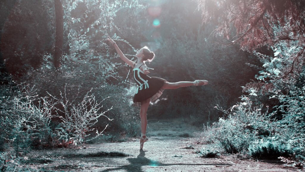 Ballerina in het bos die profiteert van de voordelen van dansen