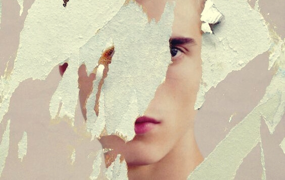 Gescheurde poster van een gezicht