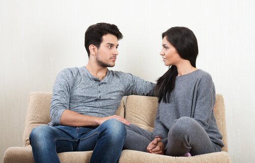 Mensen die samen een meningsverschil beëindigen