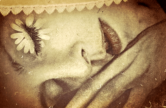 Vrouw ligt met haar ogen dicht en denkt: wat heb ik geleerd van mijn depressie