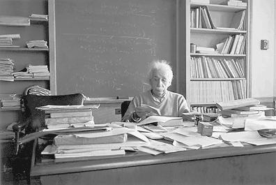 Einstein achter een rommelig bureau, een van de tekenen van intelligentie