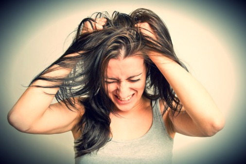 Omgaan met negatieve mensen kan soms zo frustrerend zijn dat je het liefst al je haren uit je hoofd zou trekken