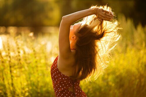Gelukkige vrouw in een zonnig veld