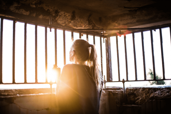 Meisje dat gevangen zit in haar eigen emoties omdat haar emoties beheersen moeilijk voor haar is