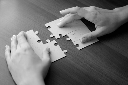 Handen met puzzel