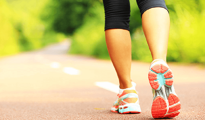 Vrouw die buiten aan het hardlopen is