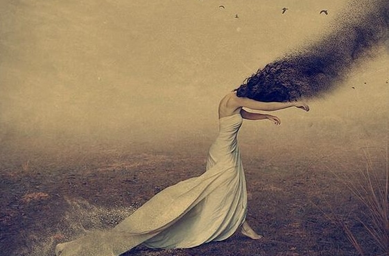 Vrouw wiens hoofd in een zwerm vliegen verandert