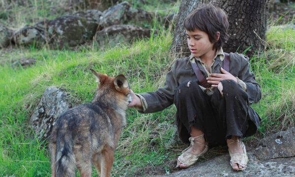 Leven tussen de wolven: het verhaal van het verwilderde kind