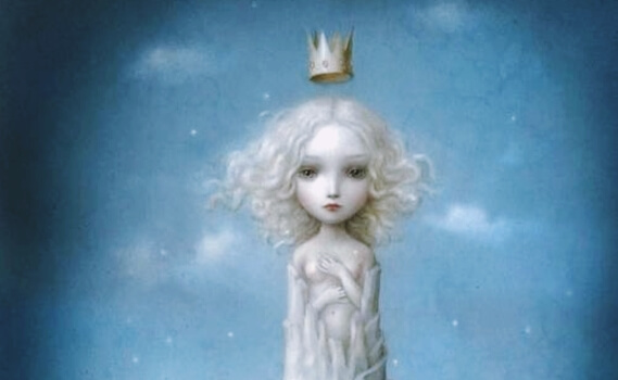 Meisje met kroon voelt zich naakt en alleen