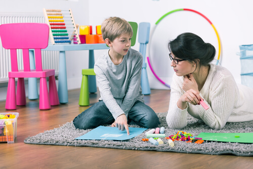 Jongetje dat speelt met een kinderpsycholoog