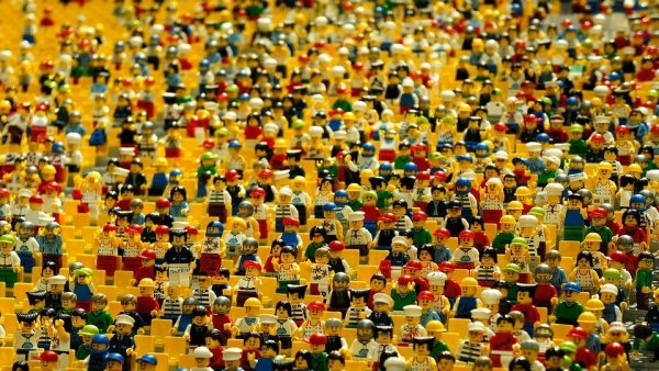 Een leger aan legopoppetjes