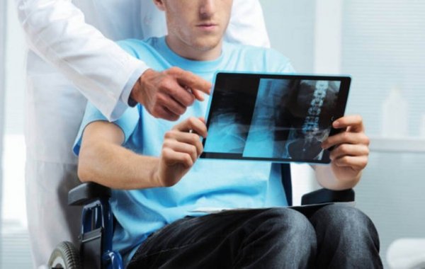 Man met multiple sclerose kijkt naar scan