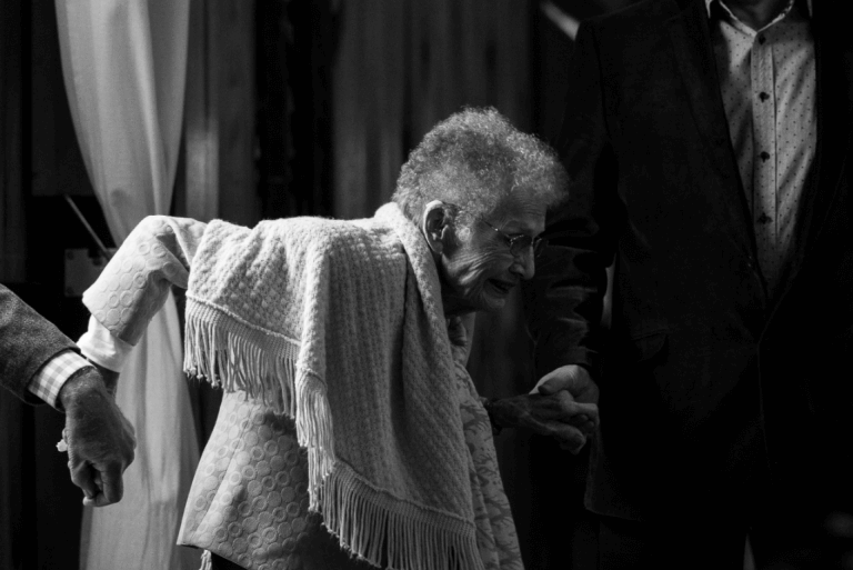 Een oude vrouw met dementie wordt geholpen door haar zoons die moeten leren omgaan met dementie