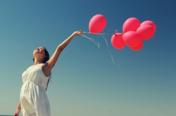 Vrouw die ballonnen loslaat, want stoppen met therapie is een ware bevrijding