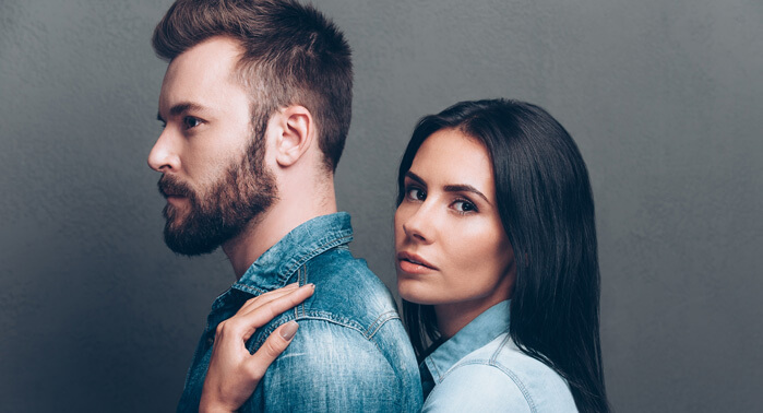 Gedragingen die op liefde lijken: vrouw knuffelt man