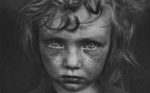 5 eigenschappen die verband houden met jeugdtrauma's