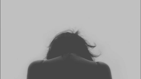 Ontmoedigde vrouw die lijdt aan chronische pijn