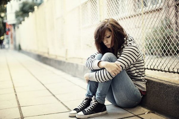 Eenzame tiener die lijdt aan een afhankelijke persoonlijkheidsstoornis