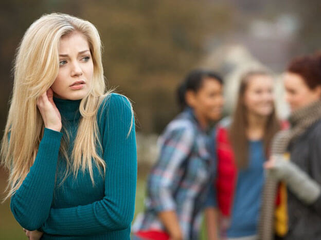 Een paranoïde meisje dat denkt dat anderen over haar praten