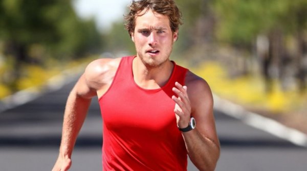 Man die hard rent waardoor zijn lichaam adrenaline aanmaakt, maar wat is adrenaline?