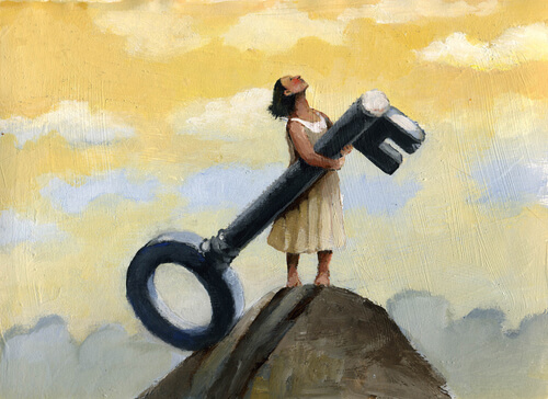 Vrouw die met een sleutel op de top van een berg staat, een punt dat ze heeft bereikt na veel zelfreflectie