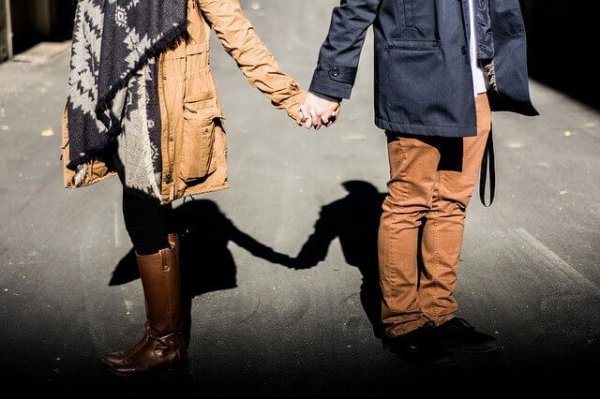 Een stel dat hand in hand loopt