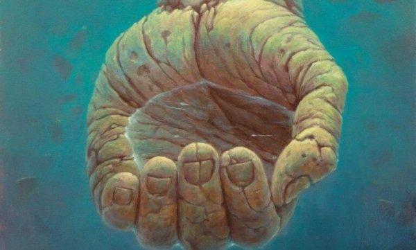 Stenen hand in water