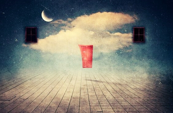Surrealistische scene van een deur die naar de wolken leidt