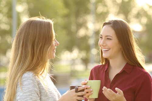Twee vriendinnen voeren een positief gesprek