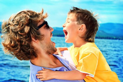 Vader en zoon die samen lol maken